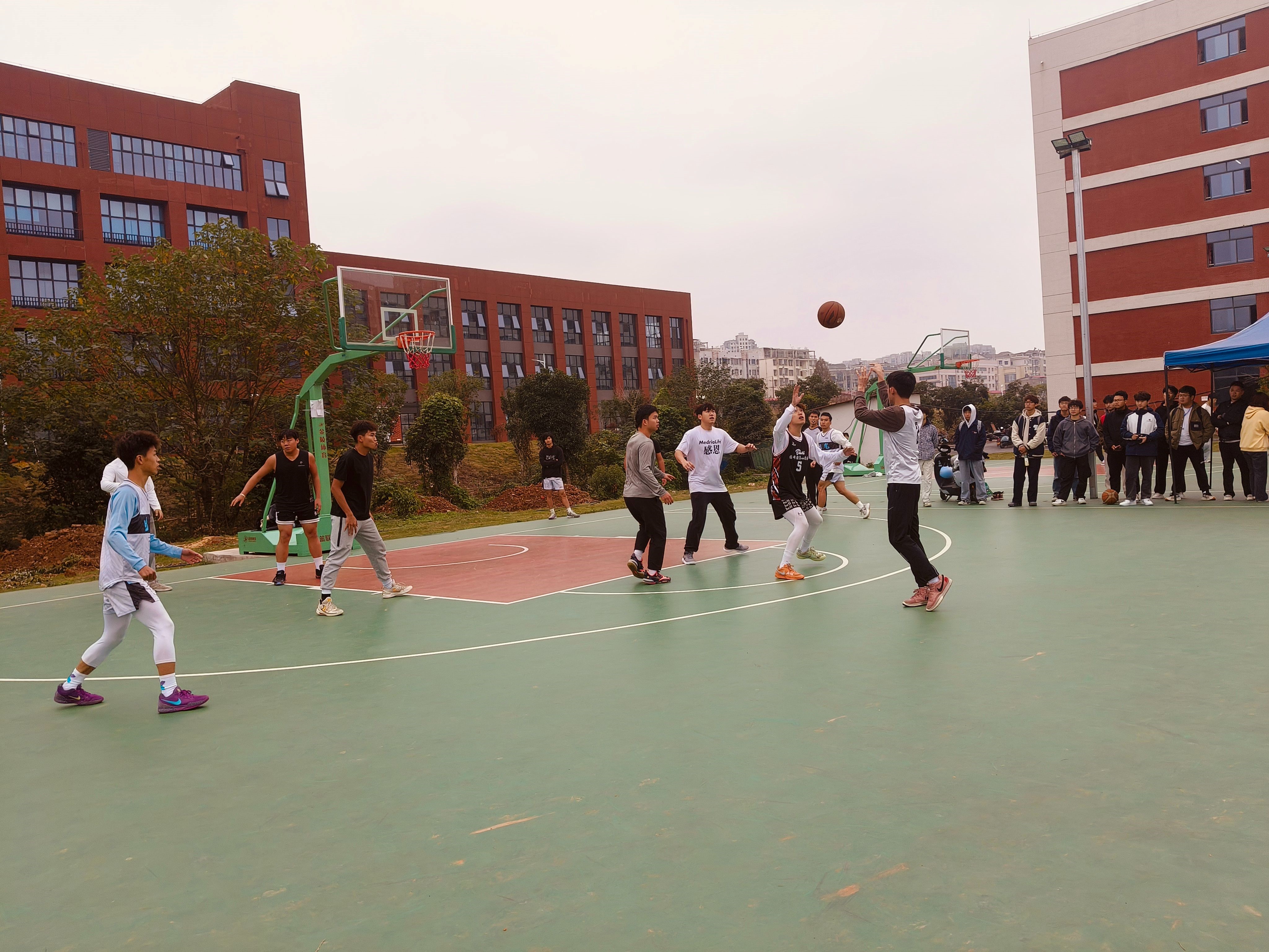 0638太陽集團(tuán)官網(wǎng)舉行“校長喊你來運(yùn)動(dòng)”班級籃球賽